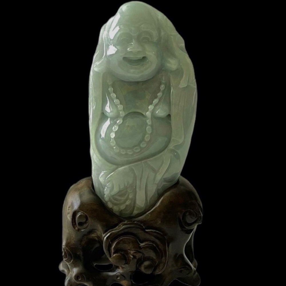 🇭🇰 HONG KONG HAND CARVED JADE BUDDHA FROM SINGLE STONE & WOODEN STAND - Picture 1 of 8